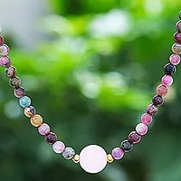 Collar colgante con cuentas de turmalina y cuarzo rosa, 'Precious Orb in Rose'