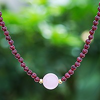 Collar colgante con cuentas de granate y cuarzo rosa, 'Orbe precioso en carmesí' - Collar hecho a mano con cuentas de granate y cuarzo rosa