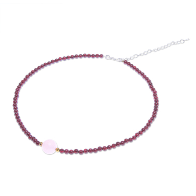 Halskette mit Anhänger aus Granat- und Rosenquarzperlen - Handgefertigte Granat- und Rosenquarz-Perlenkette