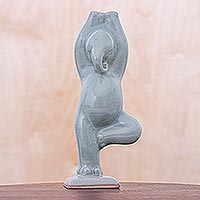 Celadon-Keramikfigur, „Elephant Tree Pose“ – Elefanten-Yoga-Figur aus Keramik aus Thailand