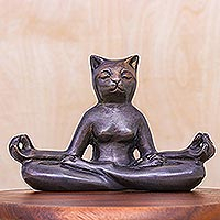 Escultura de latón, 'Full Lotus Cat Yoga' - Escultura de gato con temática de yoga de latón fundido a mano
