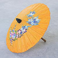 Papiersonnenschirm „Orange Flora“ – handgefertigter Saa-Papiersonnenschirm mit Bambusgriff