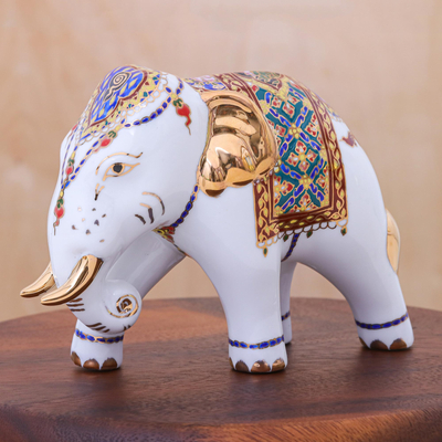 Benjarong-Porzellanfigur - Handbemalte Elefantenfigur aus vergoldetem Porzellan