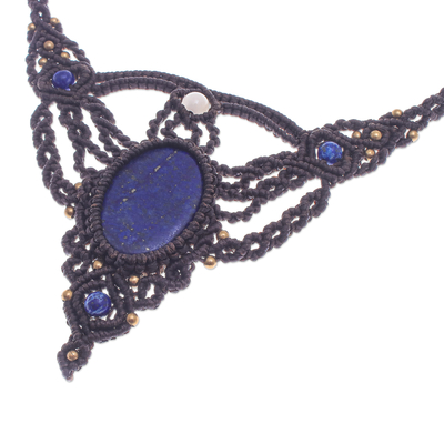 Halskette mit Makramee-Anhänger aus Lapislazuli und Quarz - Handgefertigte Halskette mit Makramee-Anhänger aus Lapislazuli und Quarz