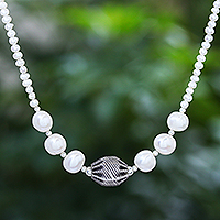 Collar colgante con cuentas de perlas cultivadas de agua dulce, 'City Lights in White' - Collar colgante de perlas cultivadas de agua dulce de Tailandia