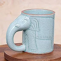 Celadon-Keramikbecher, „Calming Cup“ – handgefertigter Elefantenbecher aus Celadon-Keramik