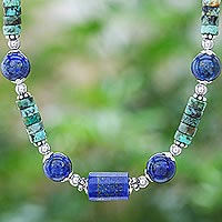 Halskette mit Anhänger aus Lapislazuli und Hämatit, „Erdumlaufbahn“ – Handgefertigte Halskette mit Anhänger aus Lapislazuli und Hämatit