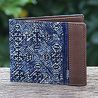 Batik-Geldbörse aus Baumwolle und Leder, „Sandy Shores in Brown“ – Handgefertigte Batik-Geldbörse aus marineblauer Baumwolle und Leder