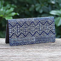 Geldbörse aus Baumwollbatik und Leder, „Byzantine“ – Kunsthandwerklich gefertigte lange Geldbörse aus marineblauer Baumwolle aus Thailand