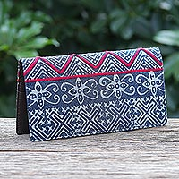 Geldbörse aus Batik-Baumwolle und Leder, „Red Thread“ – Handgefertigte lange Geldbörse aus Batik-Baumwolle und Leder