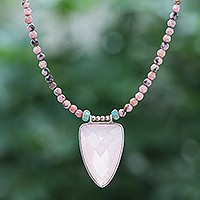 Halskette mit rosévergoldetem Chalcedon-Anhänger, „Pink Chill“ – Halskette mit rosévergoldetem Rhodonit- und Chalcedon-Anhänger