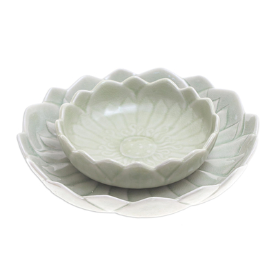 Platos de cerámica Celadon, 'Lotus Eaters' (par) - Platos de flor de loto de cerámica Celadon (par)