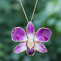 Collar con colgante de pétalos de orquídeas con detalles en oro, 'Orchid Magic in Purple' - Collar y broche con colgante de pétalos de orquídeas hechos a mano