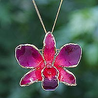 Collar con colgante de pétalos de orquídeas con detalles en oro, 'Orchid Magic in Red' - Collar y broche con colgante de pétalos de orquídeas chapados en oro