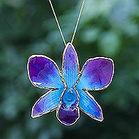 Collar con colgante de pétalo de orquídea con detalles en oro, 'Orquídea mágica en azul' - Collar y broche con colgante de pétalo de orquídea azul chapado en oro