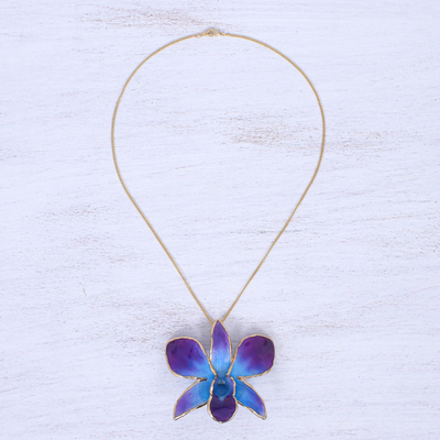 Halskette mit Orchideenblütenblatt-Anhängern und Goldakzenten - Vergoldete Halskette und Brosche mit blauen Orchideenblüten-Anhängern