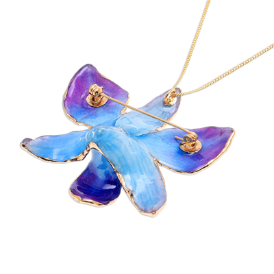 Halskette mit Orchideenblütenblatt-Anhängern und Goldakzenten - Vergoldete Halskette und Brosche mit blauen Orchideenblüten-Anhängern