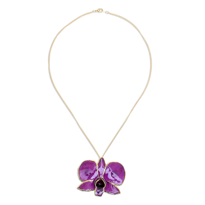 Halskette mit Orchideenblütenblatt-Anhänger und Goldakzenten - Vergoldete Halskette und Brosche mit Fuchsia-Orchideenblüten-Anhänger