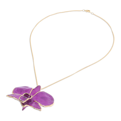 Halskette mit Orchideenblütenblatt-Anhänger und Goldakzenten - Vergoldete Halskette und Brosche mit Fuchsia-Orchideenblüten-Anhänger