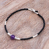 Amethyst- und Onyx-Perlenarmband, „Eternally in Black“ – handgefertigtes Amethyst- und Onyx-Perlenarmband