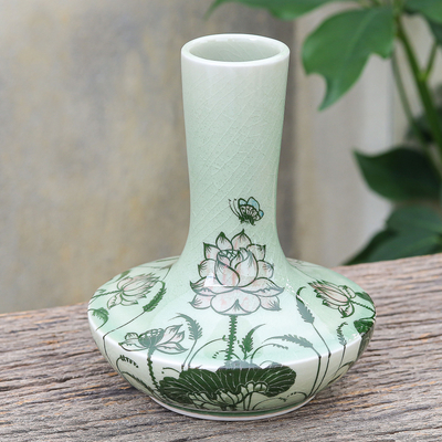Jarrón de cerámica celadón pintado a mano - Jarrón de cerámica celadón pintado a mano con motivos florales.