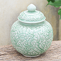 Tarro de cerámica Celadon, 'Flower Fairy' - Tarro de temática floral de cerámica Celadon hecho a mano