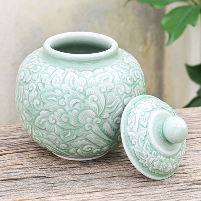 Tarro de cerámica celadón - Tarro de cerámica celadón hecho a mano con motivos florales.