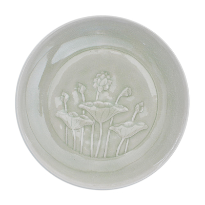Salatteller aus Celadon-Keramik - Handgefertigter Salatteller aus Celadon-Keramik mit Lotusblüten