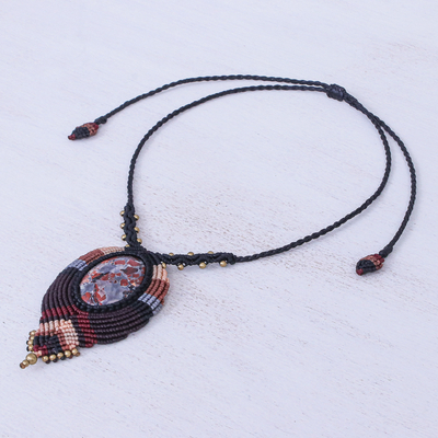 Makramee-Jaspis-Anhänger-Halskette - Makramee-Halskette aus Jaspis und Messingperlen