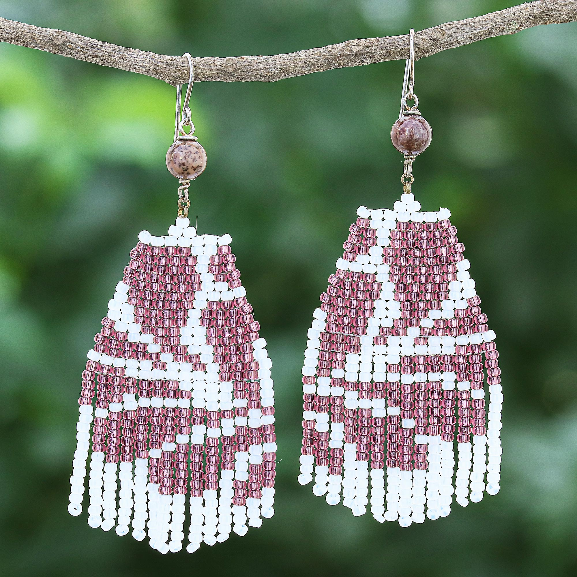 Wasserfall-Ohrringe aus Jaspis und braunen Glasperlen – Kleeblatt in Braun  | NOVICA