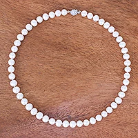 Collar de perlas cultivadas, 'Anfitriona' - Hebra de perlas cultivadas de agua dulce hechas a mano