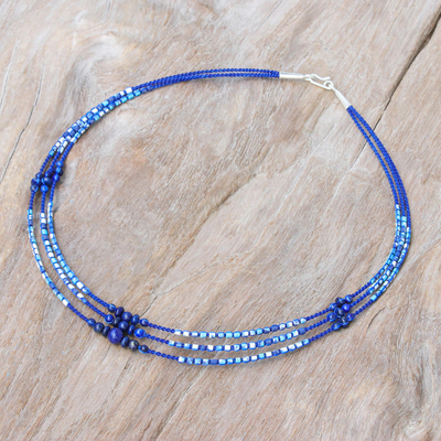 Makramee-Halskette aus Lapislazuli und Howlith-Perlen - Halskette mit Makramee-Perlen aus Lapislazuli und Howlith