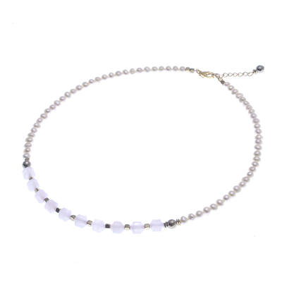 Perlenkette mit mehreren Edelsteinen und Goldakzenten - Perlenkette mit mehreren Edelsteinen und Goldakzenten