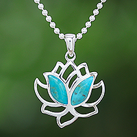 Halskette mit türkisfarbenem Anhänger, „Blooming Spirit“ – Lotus-Halskette aus natürlichem Türkis und Sterlingsilber