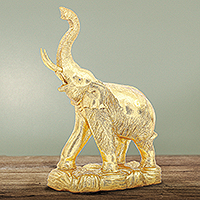 Escultura de madera y lámina de oro, 'Thai Trunk' - Escultura de elefante de madera y lámina de oro tailandesa