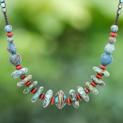 Halskette mit Makramee-Anhänger aus Jaspis und Howlith - Makramee-Perlen-Anhänger-Halskette aus Jaspis und Howlith
