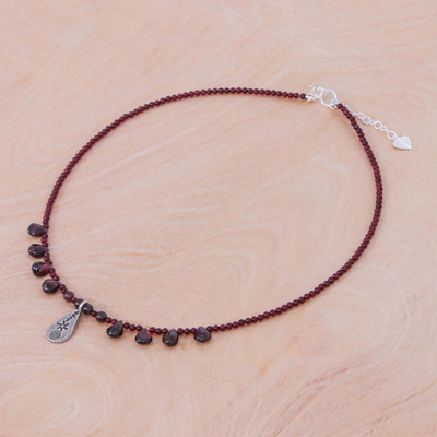 Halskette mit Granat-Anhänger, „Bewitching Lover“ – Halskette aus Sterlingsilber und Granat-Anhänger