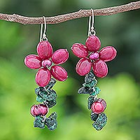 Pendientes colgantes con múltiples piedras preciosas, 'Petal Passion in Fuchsia' - Pendientes florales de perlas cultivadas y serpentinas