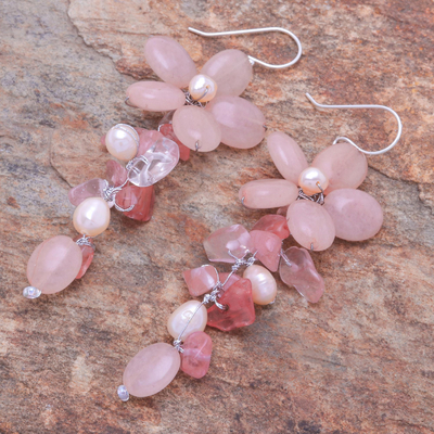 Pendientes colgantes de cuarzo y perlas cultivadas - Aretes florales de cuarzo rosa y perlas cultivadas