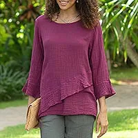 Baumwollbluse, „Mulberry Ruffles“ – Burgunderfarbene Baumwoll-Gaze-Bluse mit asymmetrischem Schnitt