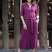 Hemdblusenkleid aus Baumwolle, „Street Smarts in Mulberry“ – Handgefertigtes Hemdblusenkleid aus Baumwolle mit Gürtel aus Thailand