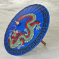 Handbemalter Sonnenschirm aus Baumwolle und Bambus, „Lucky Dragon in Blue“ – handbemalter Baumwollsonnenschirm mit Drachenmotiv