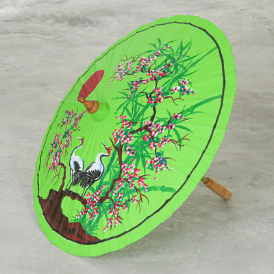 Handbemalter Sonnenschirm aus Baumwolle und Bambus - Handbemalter grüner Sonnenschirm mit Kranichmotiv