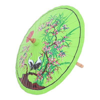 Handbemalter Sonnenschirm aus Baumwolle und Bambus - Handbemalter grüner Sonnenschirm mit Kranichmotiv
