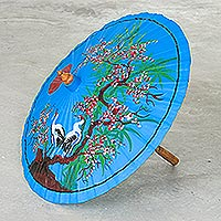 Handbemalter Sonnenschirm aus Baumwolle und Bambus, „Peace Cranes in Blue“ – handbemalter blauer Sonnenschirm mit Kranichmotiv