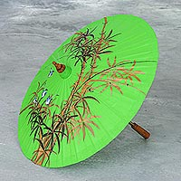 Sombrilla de algodón y bambú pintada a mano, 'Bamboo Waving' - Sombrilla de algodón pintada a mano con motivo de pájaro