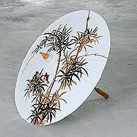 Sombrilla de algodón y bambú pintada a mano, 'Waving in the Wind' - Sombrilla decorativa de algodón pintada a mano de Tailandia