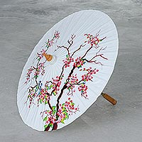 Handbemalter Sonnenschirm aus Baumwolle und Bambus, „Blossom Season“ – handbemalter Sonnenschirm mit Baummotiv aus Baumwolle