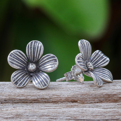 Silberne Knopfohrringe - Karen silberne Knopfohrringe mit Blumenmotiv