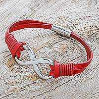 Lederarmband mit Anhänger, „Cool Infinity in Red“ – Unisex-Armband mit Anhänger aus rotem Leder